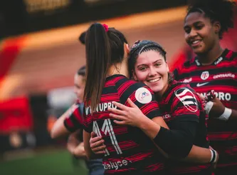 Pauline Barrat faisant un câlin à une coéquipière 25/26