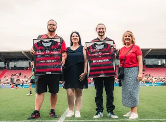 Les vainqueurs de la tombola du FDD avec leurs maillots