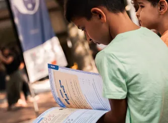 Distribution de carnets de vacances dans une école 