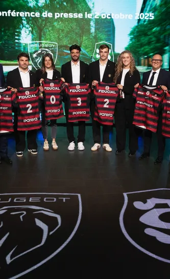 Photo officielle du renouvellement de partenariat entre Peugeot et le Stade Toulousain jusqu'en 2032.