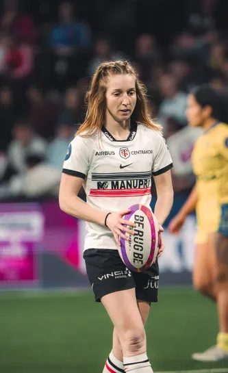 Pauline Bourdon-Sansus balle en main