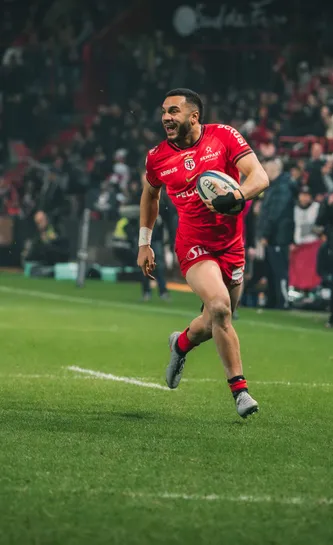 Matthis Lebel court pour marquer un essai