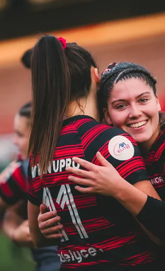 Pauline Barrat faisant un câlin à une coéquipière 25/26