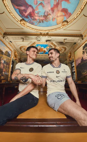 Thomas Ramos et Rasmus Nicolaisen portant le maillot Capitolium dans la salle du conseil du Capitole