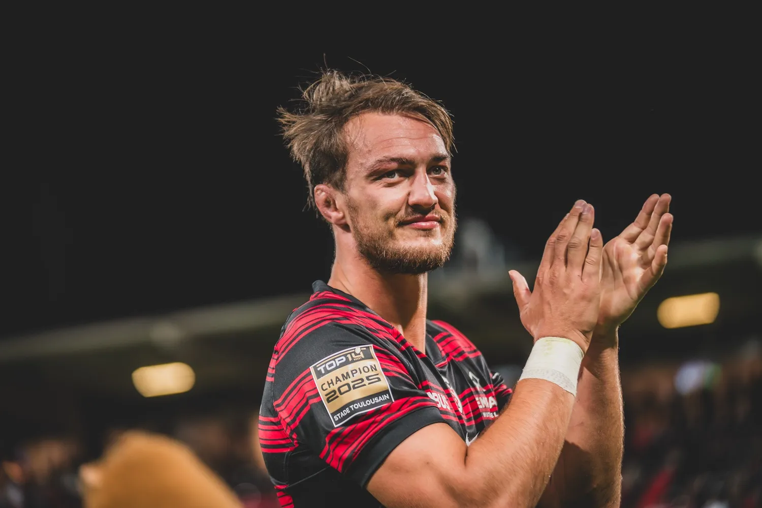 Alenxandre Roumat, joueur du Stade Toulousain qui applaudit le public