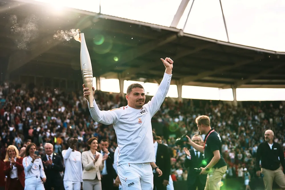 Antoine Dupont, relayeur de la Flamme Olympique