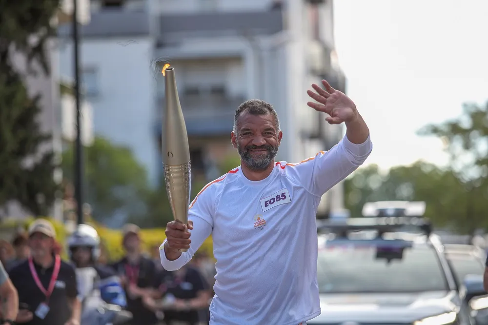 Emile Ntamack, relayeur de la Flamme Olympique